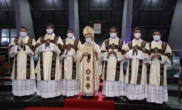 Igreja Arquidiocesana de Natal ganhou nesta última sexta-feira 09 de abril seis novos padres.